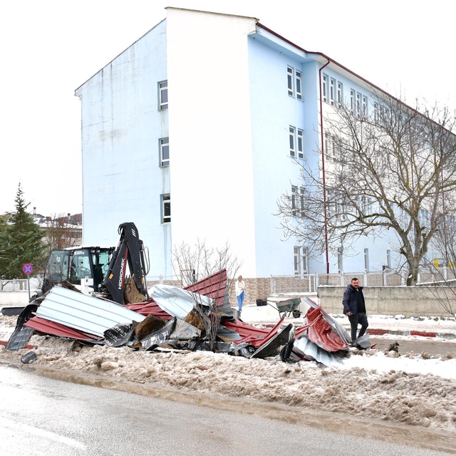 Samsun'da kuvvetli rüzgar, okulun çatısını uçurdu
