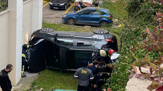 Otomobil, apartman bahçesine uçtu: 2 yaralı