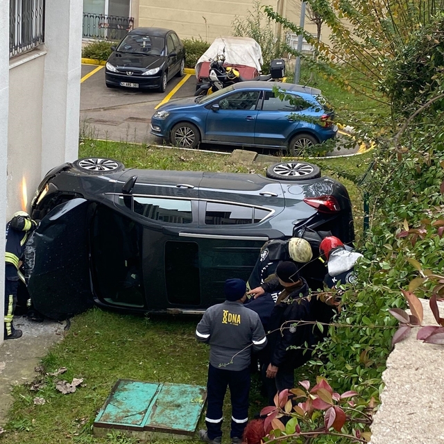 Otomobil, apartman bahçesine uçtu: 2 yaralı