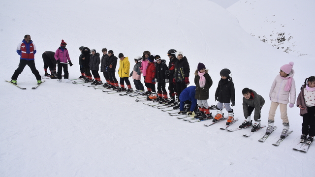 Bitlis'te öğrencilere kayak eğitimi