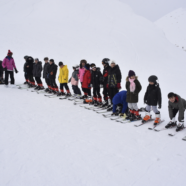 Bitlis'te öğrencilere kayak eğitimi