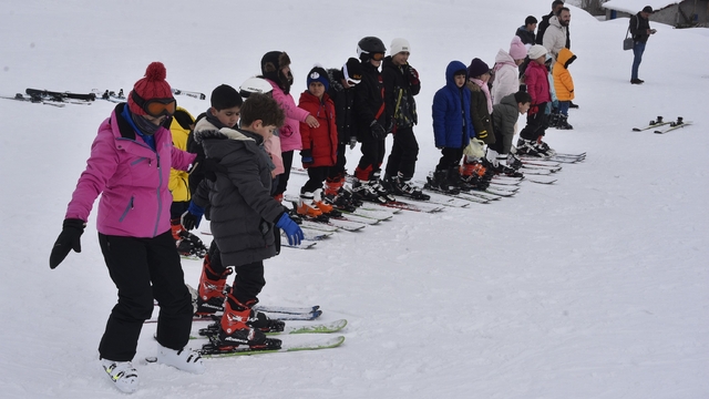 Bitlis'te çocuklar karne tatilinde kayak öğreniyor