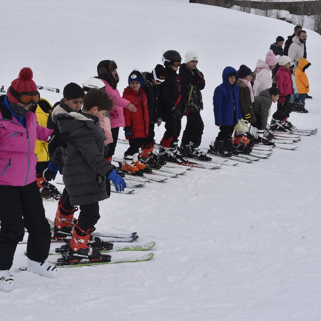 Bitlis'te çocuklar karne tatilinde kayak öğreniyor