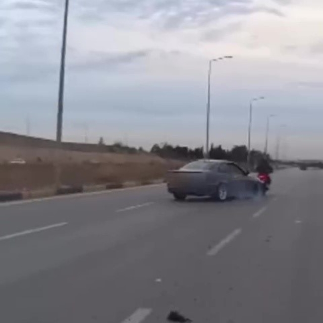 Lüks otomobil yolda drift yaptı, motosikletli son anda kurtuldu