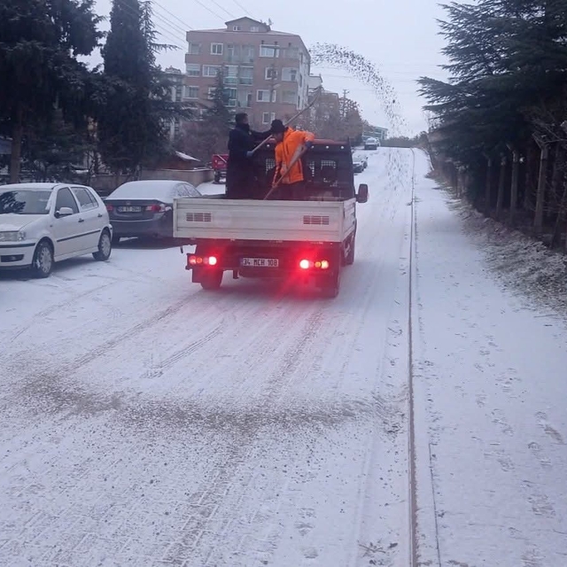 Kırıkkale Belediyesi ekipleri kar mesaisinde