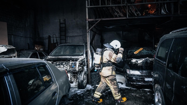 Buca'da depo yangını kısa sürede söndürüldü