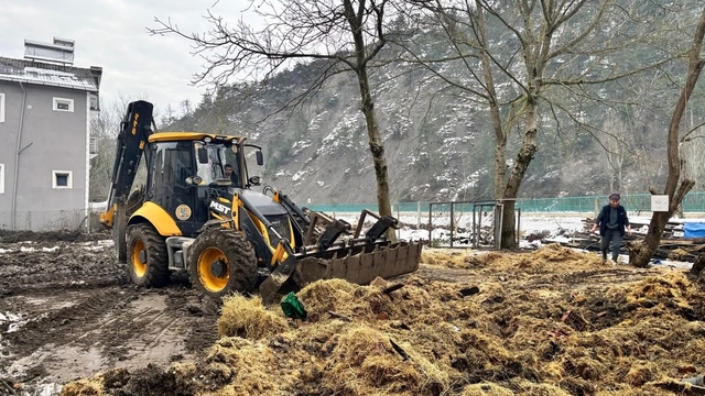 Yanan mobilya atölyesinde hasar tespit çalışması