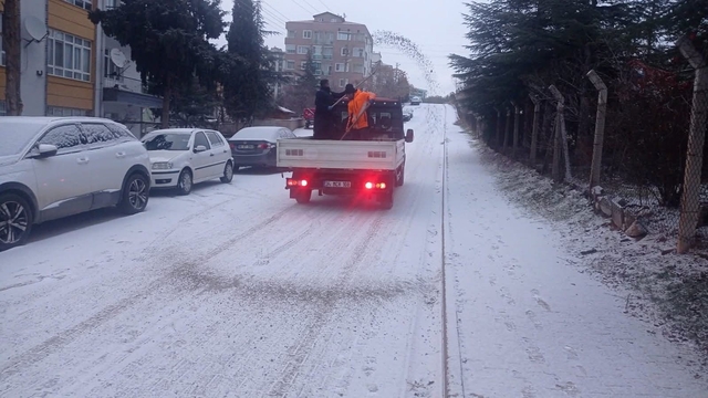 Kırıkkale Belediyesi ekipleri kar mesaisinde