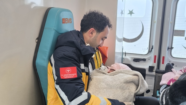 Ağrı'da sağlık ekipleri evde doğuma yetişti