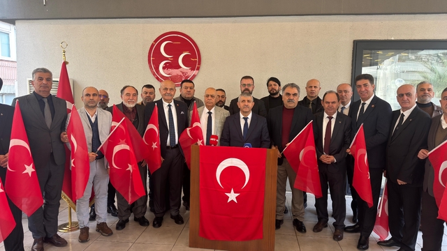 İzmir'de, terör örgütü YPG/SDG yandaşlarının Türk bayrağına saldırısına tepki