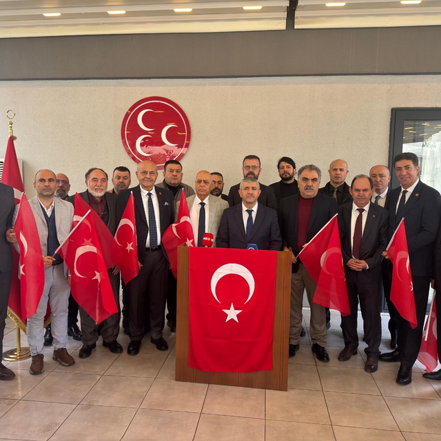 İzmir'de, terör örgütü YPG/SDG yandaşlarının Türk bayrağına saldırısına tep...