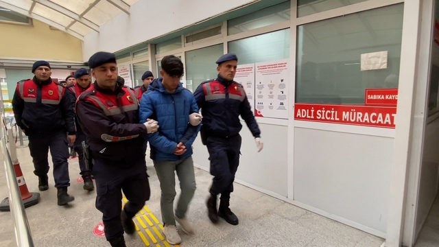 Kulübede balta ve kürekle öldürülen berberin vücudunda 24 yara tespit edildi
Berber cinayeti davasında "istismar" iddiasında bulunan sanık:
"Ücret almadan bizi tıraş ediyordu"