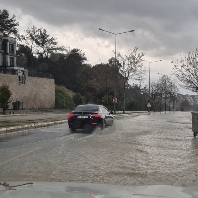 Kuşadası 30 dakikada yağışa teslim oldu, araçlar sele kapıldı