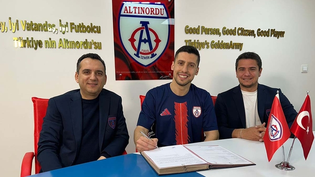 Altınordu eski stoperiyle imzaladı