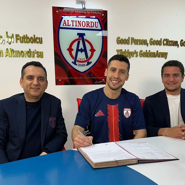 Altınordu eski stoperiyle imzaladı
