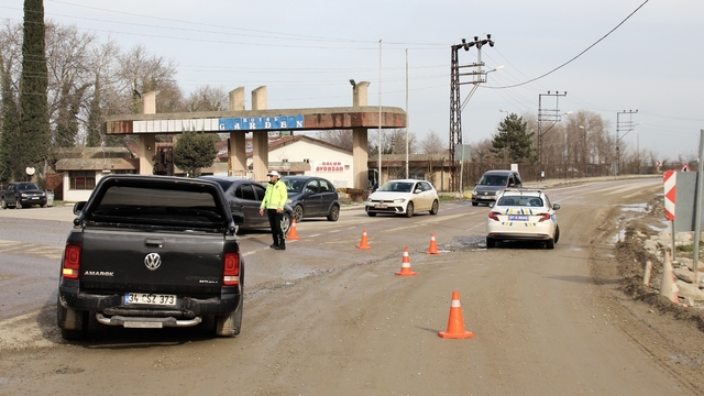 Sinop-Ayancık kara yolunda heyelan riskine karşı trafik kontrollü olarak sağlanıyor