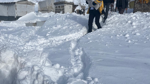 Ağrı'da mezrada doğumu başlayan kadın bebeğini sağlıkçıların yardımıyla dünyaya getirdi
