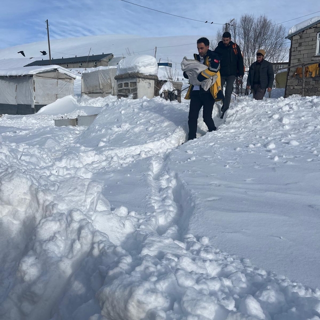 Ağrı'da mezrada doğumu başlayan kadın bebeğini sağlıkçıların yardımıyla dün...