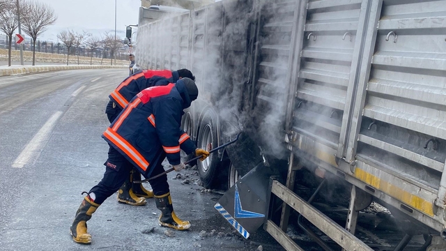 Van'da seyir halindeki tırın lastikleri yandı