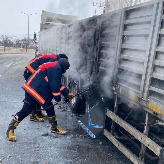 Van'da seyir halindeki tırın lastikleri yandı