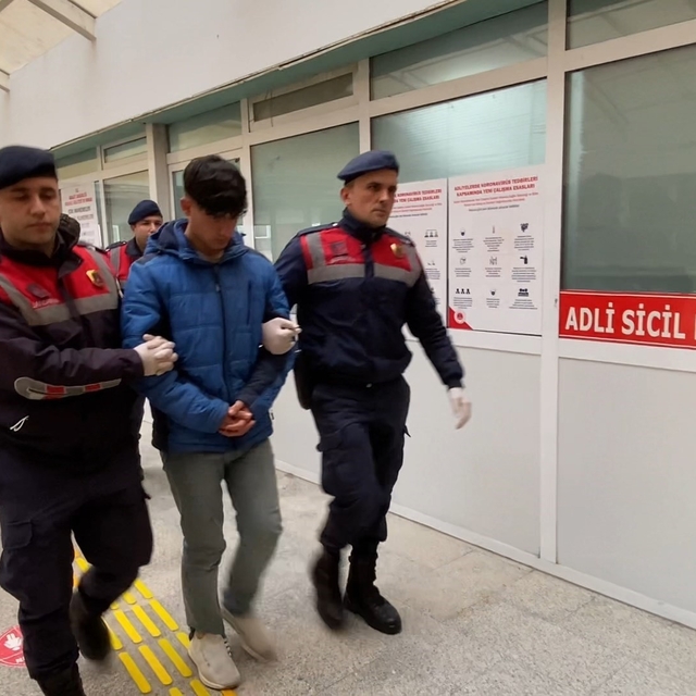 Kulübede balta ve kürekle öldürülen berberin vücudunda 24 yara tespit edild...