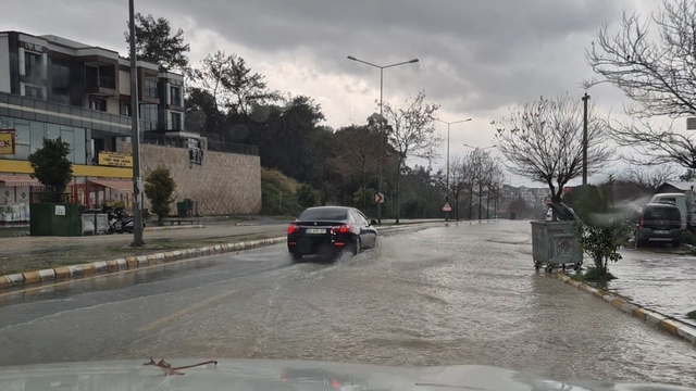 Kuşadası 30 dakikada yağışa teslim oldu, araçlar sele kapıldı
