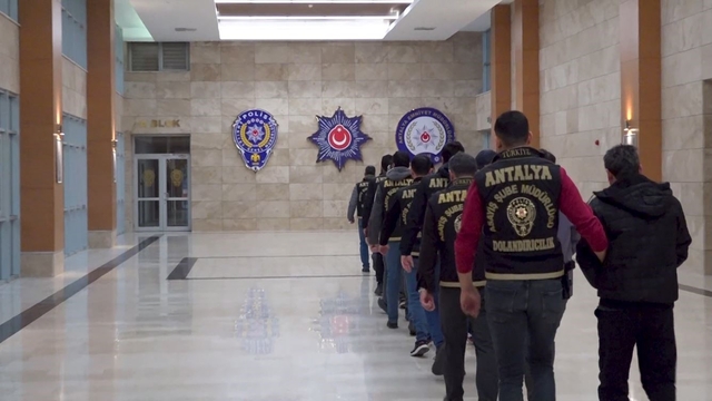 Kendilerini polis ve savcı olarak tanıtıp 16 milyon liralık vurgun yaptılar
Antalya merkezli 7 ilde düzenlenen eş zamanlı operasyonla yakalanan 12 şüpheli tutuklandı