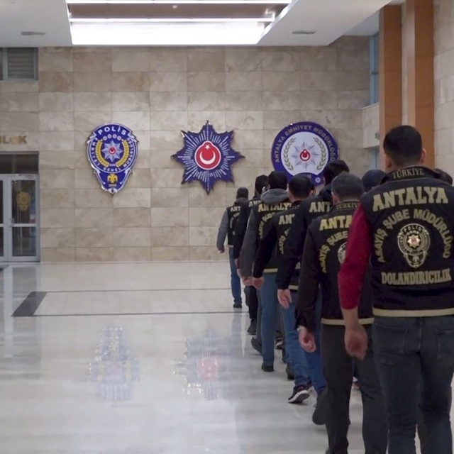 Kendilerini polis ve savcı olarak tanıtıp 16 milyon liralık vurgun yaptılar...