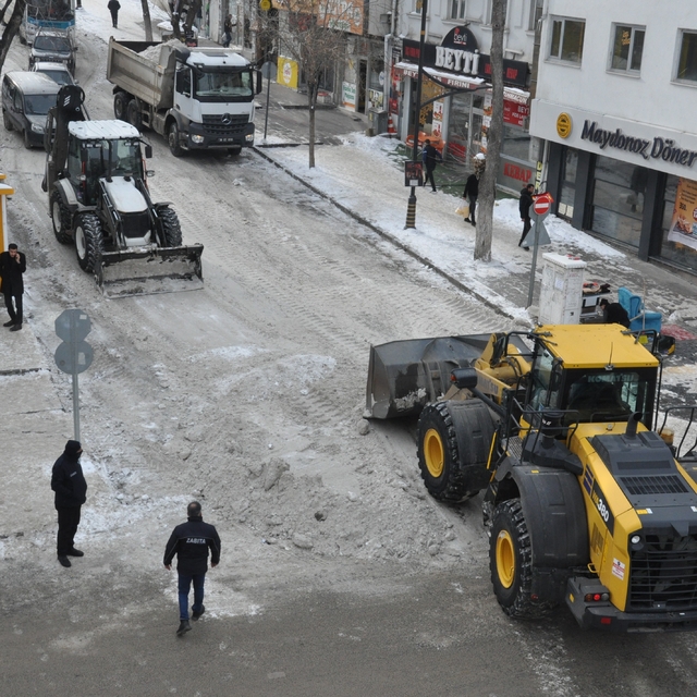 Kars Belediyesi'nden yoğun kar mesaisi: Caddeler temizleniyor