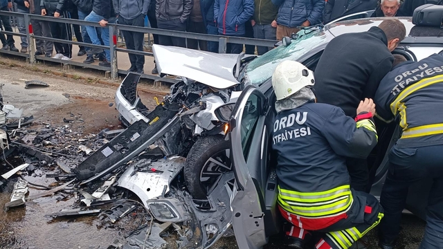 Ordu'da otomobiller çarpıştı; 2'si çocuk, 5 yaralı