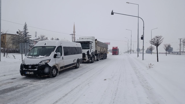 Şarkışla'da ulaşıma kar engeli