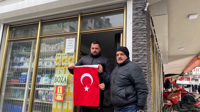 Bilecik'te esnaf ve vatandaşa Türk Bayrağı dağıtıldı