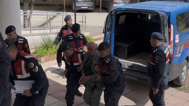 Tarladan dönen karı-kocayı öldüren sanığın yargılanmasına başlandı
Tutuklu sanık: "Elini beline atınca panikledim, eşimi ve kendimi korumak için kaç el ateş ettiğimi hatırlamıyorum"