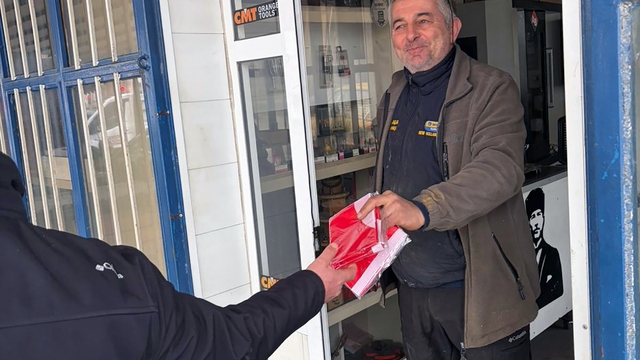 Muğla Büyükşehir Belediyesi Türk Bayrağı dağıtarak dayanışma mesajı verdi