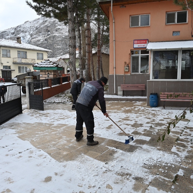 İnönü'de cami ve kaldırımlarda kış tedbirleri