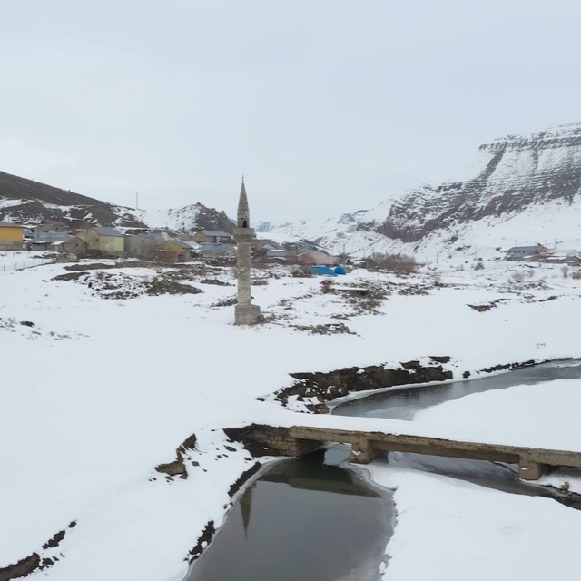 Ağrı'da barajdan çıkan tarihi minare kış manzarasıyla büyüledi