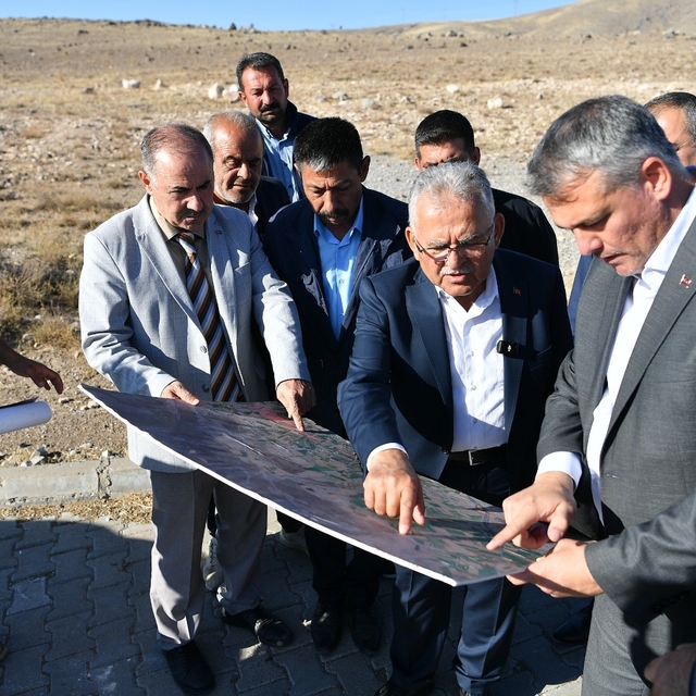 Kayseri Büyükşehir'den kırsala 108.9 milyon TL'lik kilitli parke yatırımı