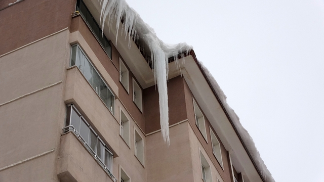 Bitlis'te çatılardaki buzların boyu 5 metreye ulaştı