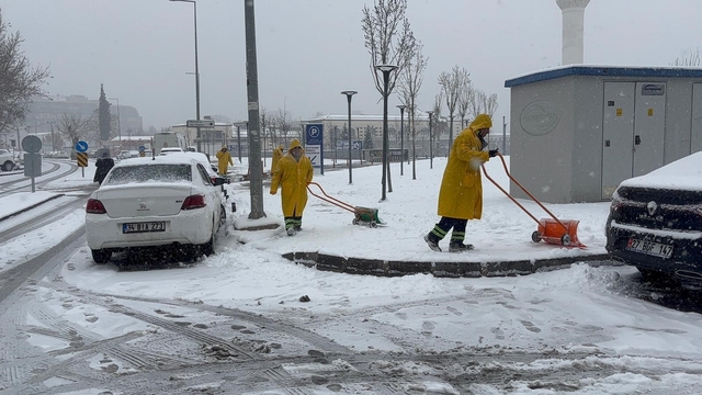 Gaziantep'te yoğun kar yağışı etkili oluyor
Gaziantep Havalimanı ise saat 19.00'a kadar uçuşlara kapatıldı