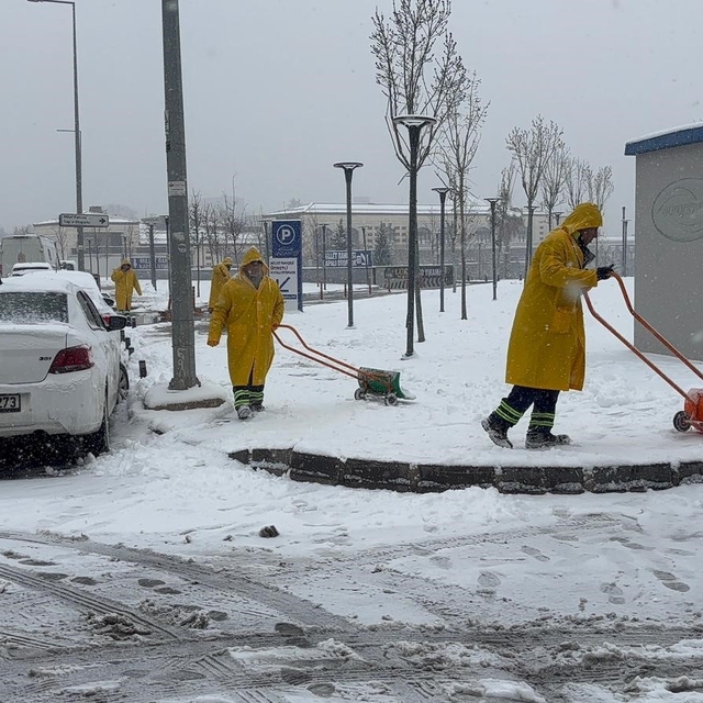 Gaziantep'te yoğun kar yağışı etkili oluyor
Gaziantep Havalimanı ise saat 1...
