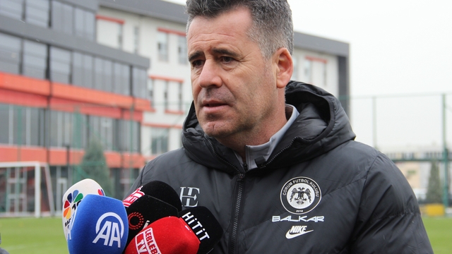 Hüseyin Eroğlu: "Deplasman, iç saha fark etmeden her maçı kazanmak için oynamak en önemli kriterimiz"
Çorum FK Teknik Direktör Hüseyin Eroğlu:
"İnandığım ve bildiğim bir şey var, 5 ay sonra zaten Süper Lig'de olacağız"