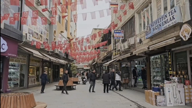 Nusaybin'de, sınır hattında Türk bayrağına saldırıya esnaftan tepki