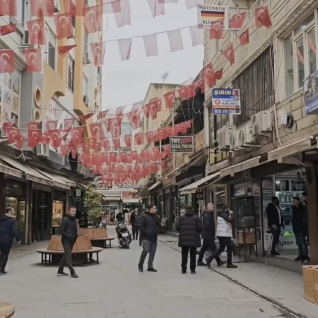 Nusaybin'de, sınır hattında Türk bayrağına saldırıya esnaftan tepki