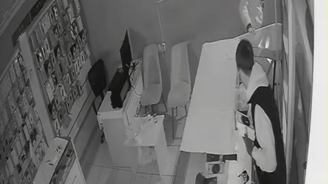 Iğdır'da telefon satış mağazasına gece hırsızlığı
Hırsızlık anları güvenlik kamerasına yansıdı