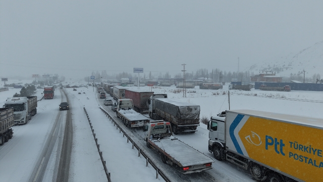 Sivas'ta ulaşıma kar engeli; Kayseri ve Malatya kara yolları kapandı