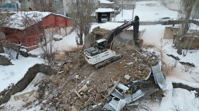 Erzurum'da suça zemin hazırlayan metruk binaların yıkımı sürüyor