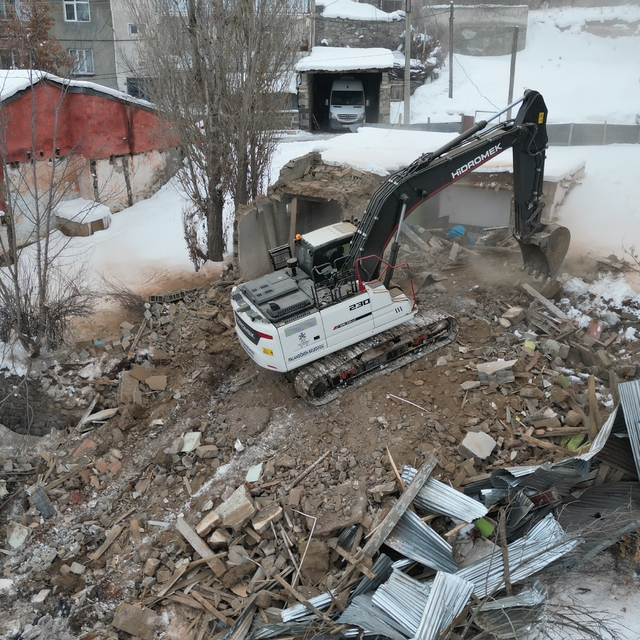 Erzurum'da suça zemin hazırlayan metruk binaların yıkımı sürüyor