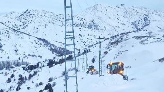 Hasta kadın köyde mahsur kaldı: 5 saatlik çalışmayla kapalı yol açıldı