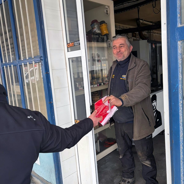 Muğla Büyükşehir Belediyesi Türk Bayrağı dağıtarak dayanışma mesajı verdi