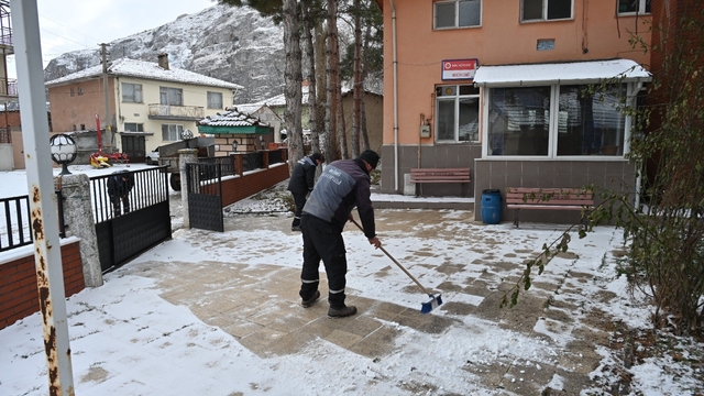İnönü'de cami ve kaldırımlarda kış tedbirleri